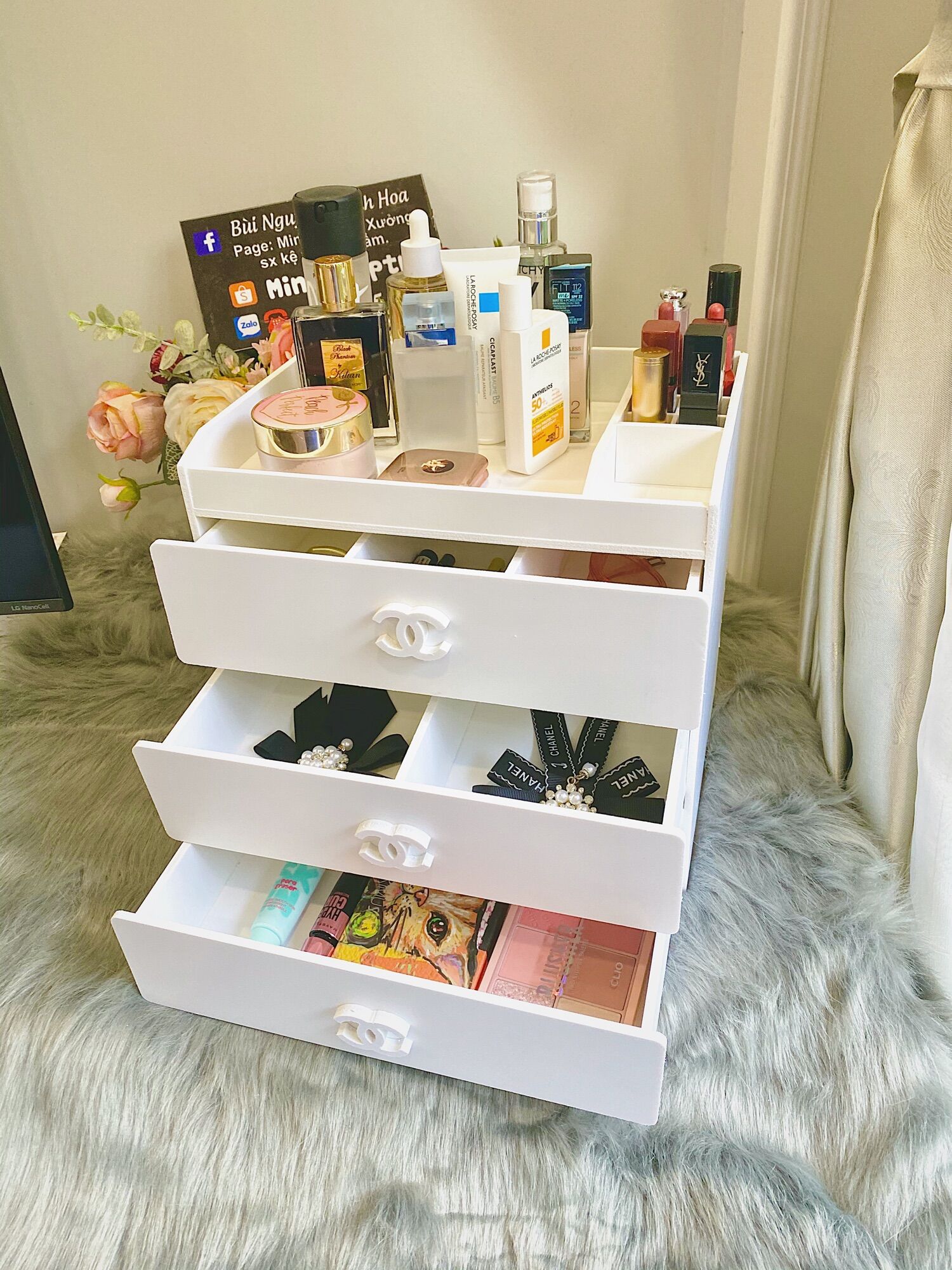 kệ đựng mỹ phẩm 4 tầng trắng 3 ngăn kéo to 8 ô đựng son