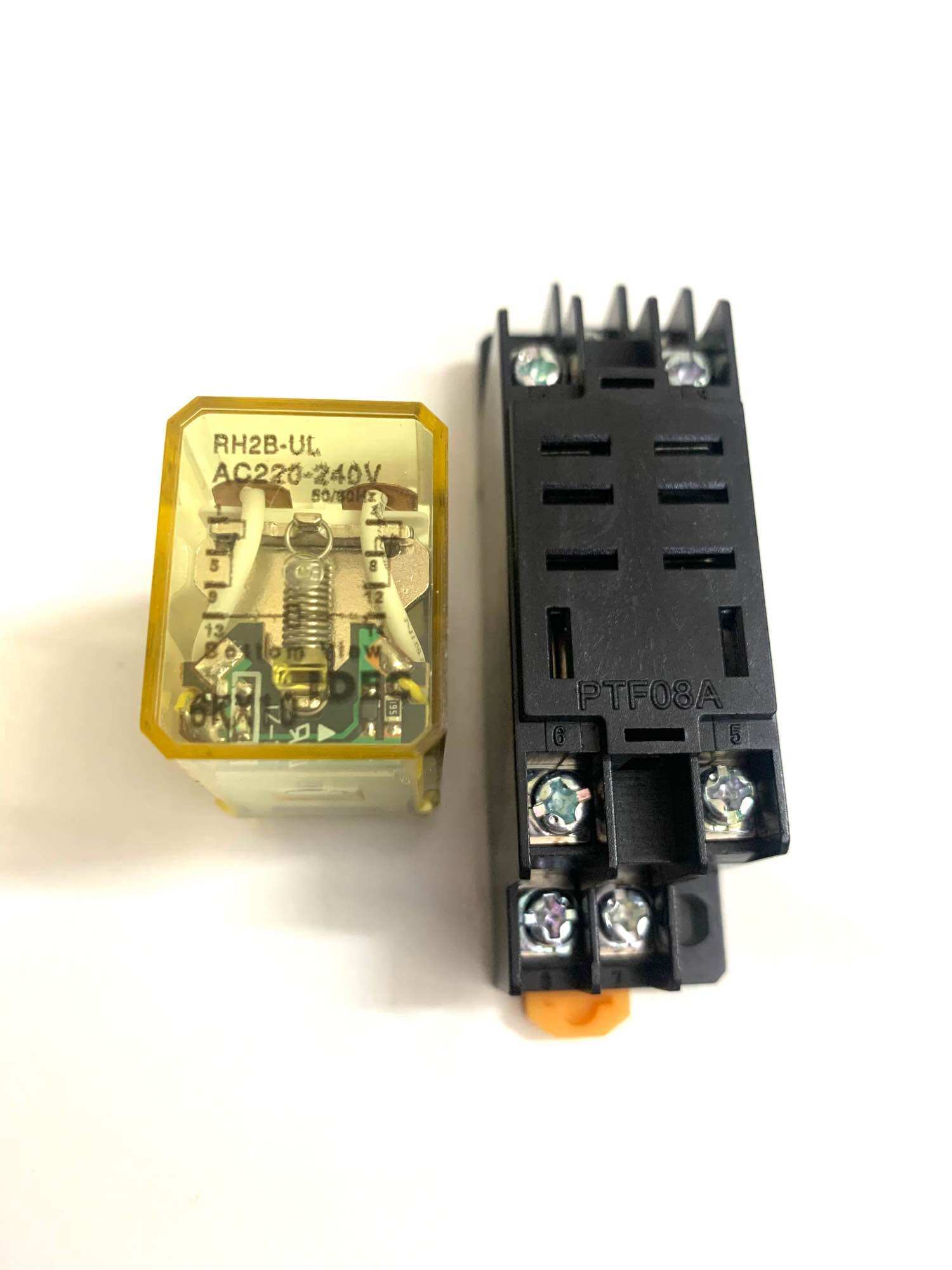 Rơ le trung gian idec rh2b-ul-ac220-240 8 chân dẹp lớn kèm đế