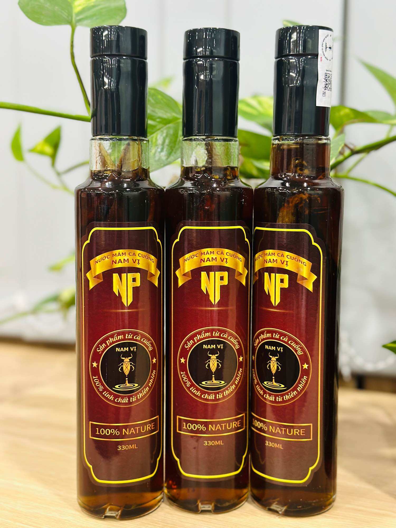 Nước mắm 330ml và 4 con cà cuống đực