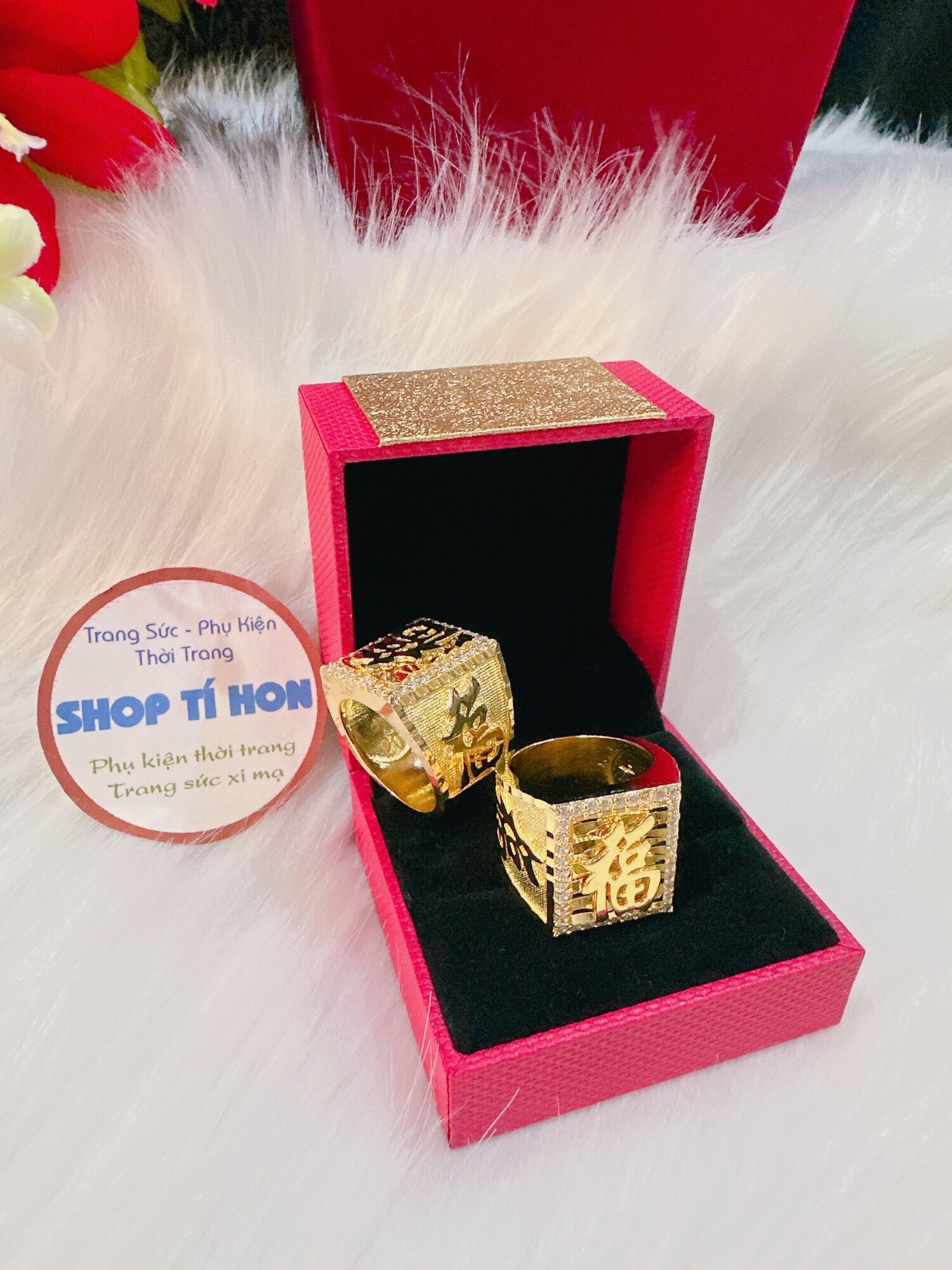 Nhẫn nam kiểu vuông mạ vàng 18k chạm chữ phúc đính xoàn 2 bên mẫu mới cực đẹp cực sang