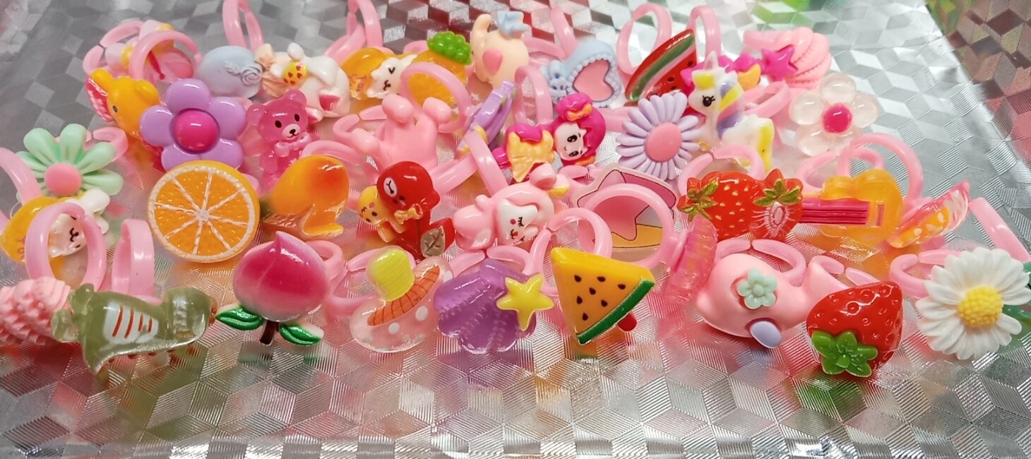 Set Nhẫn Nhựa charm siêu cute (10 nhẫn /set các bé sẽ có 10 kiểu charm xinh khác nhau...)