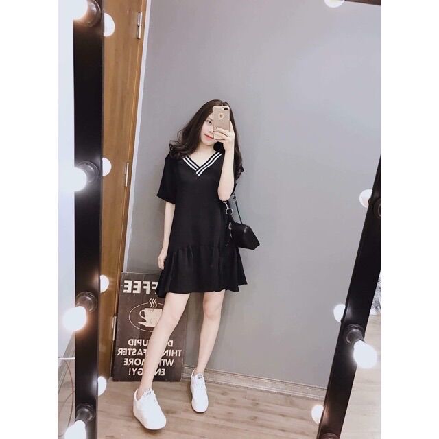 Váy đuôi cá viền cổ