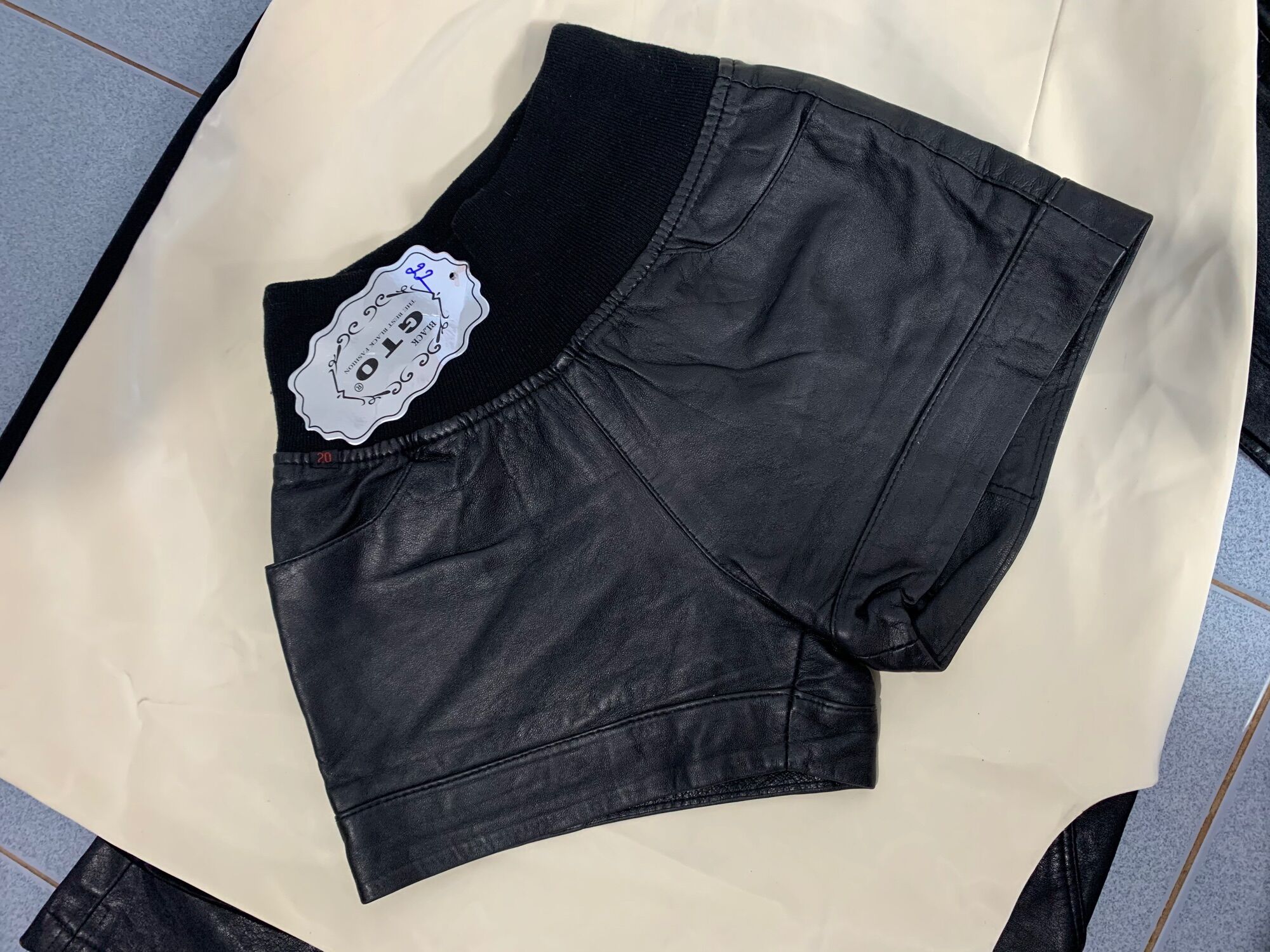 Ảnh tự chụp- quần short da pu lưng thun bản to