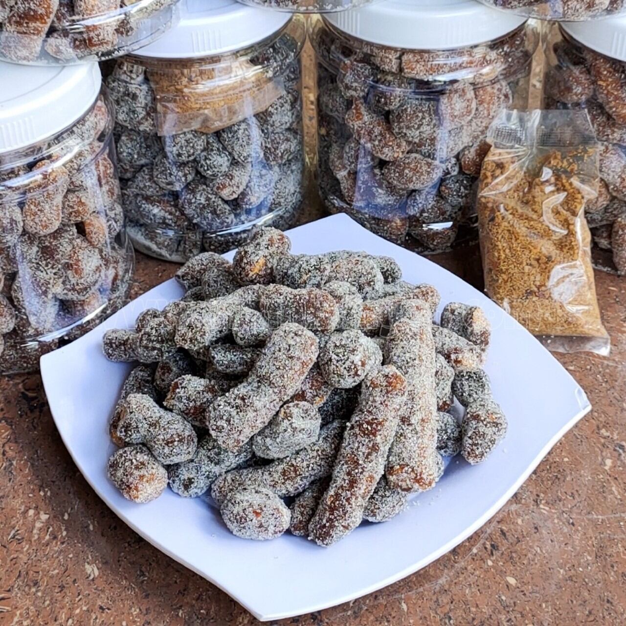 Kẹo me xốc muối ớt đường hộp 500gran. Me xốc muối ớt đường, kẹo me sấy muối ớt, me ngào đường muối ớt, mứt me xốc muối ớt tây ninh. Sản phẩm giống như hình chụp.