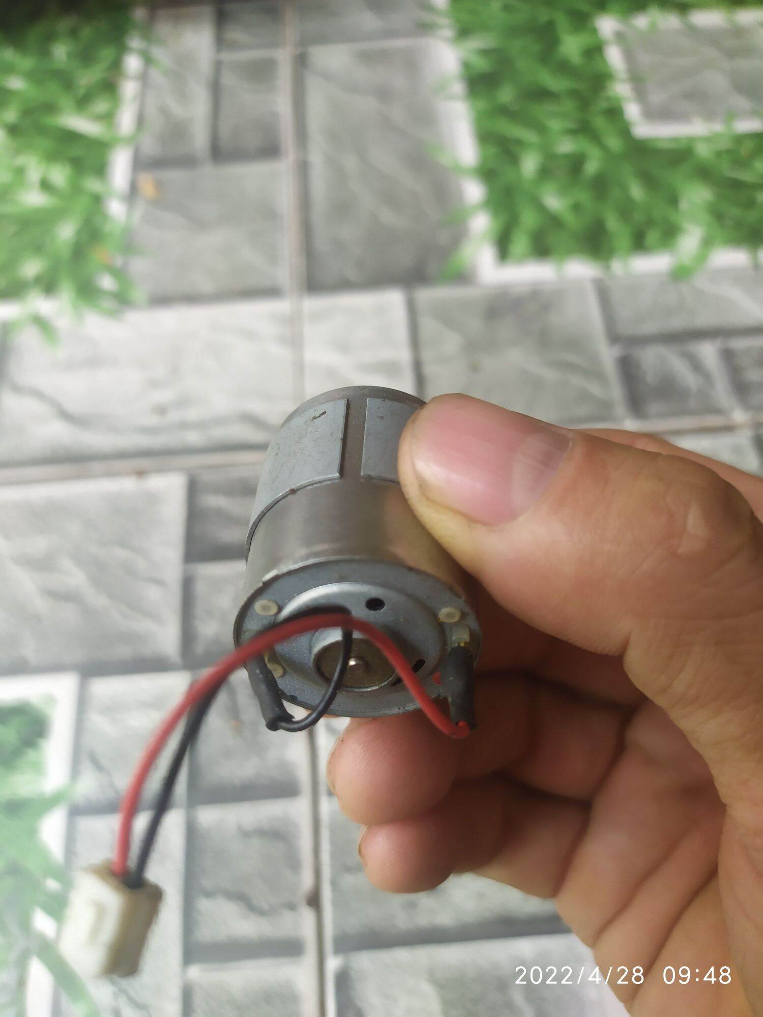 Động cơ chổi than 24v (12v chạy khá mạnh) 8,800 vòng