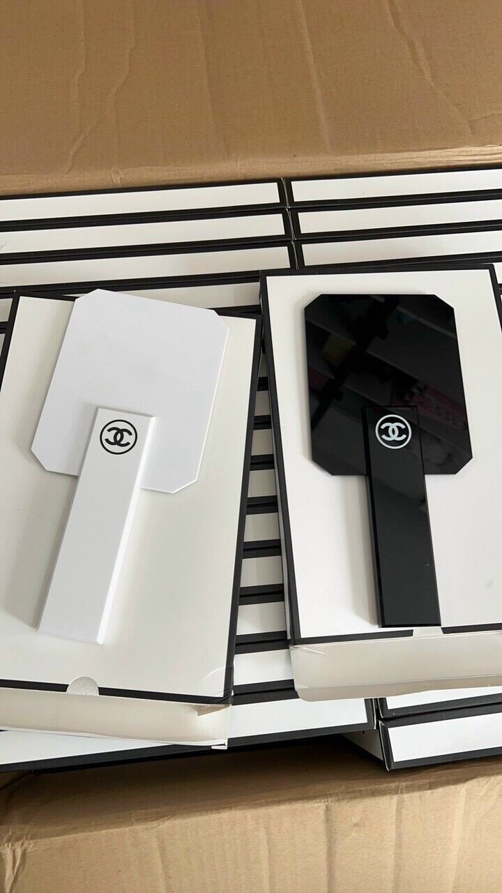 Gương chanel cầm tay