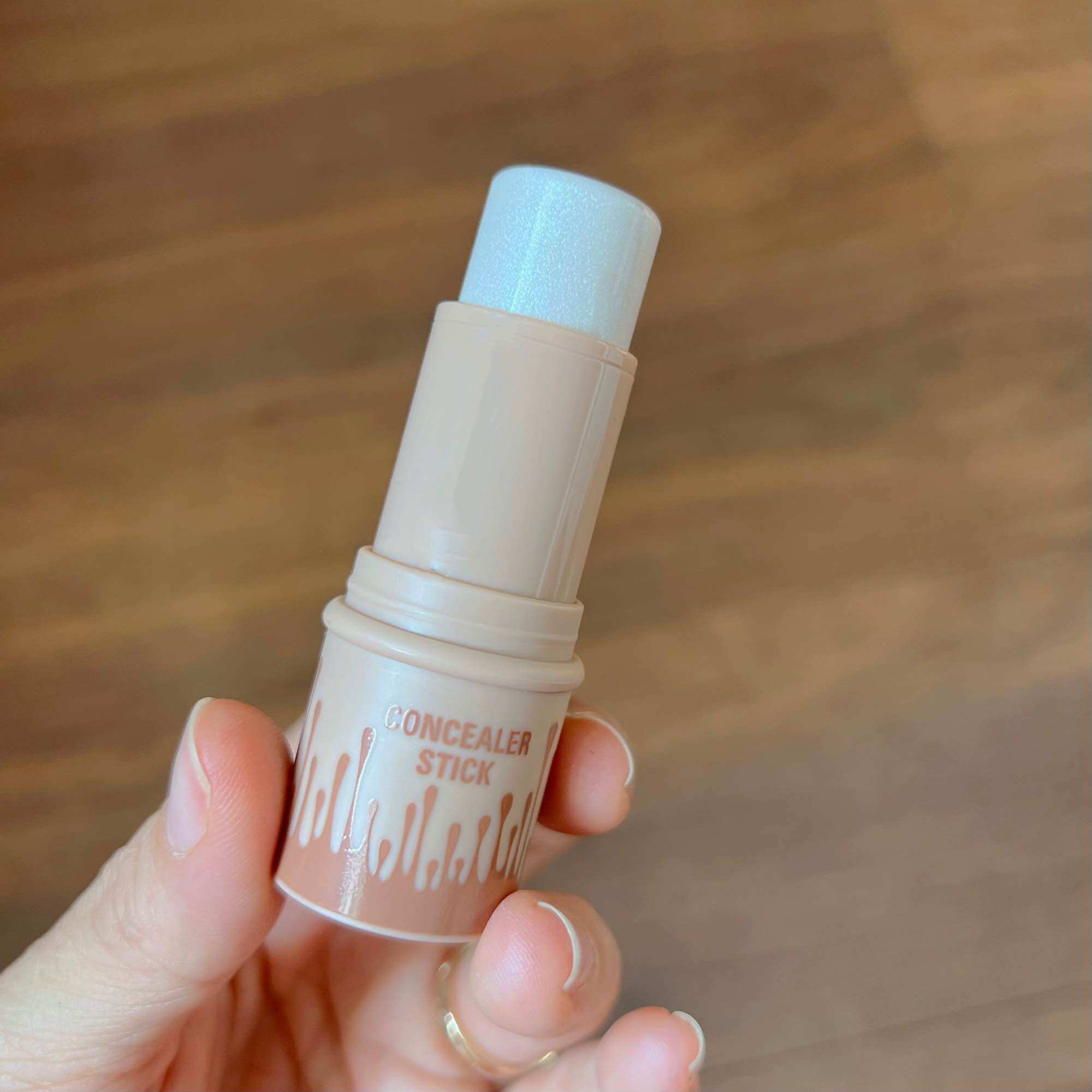 Thỏi Nhũ Bắt Sáng Căng Bóng HelloKiss Stick 6g