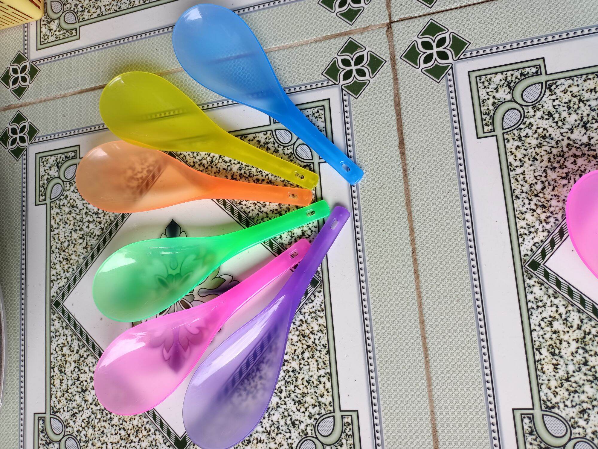 vá muỗng xới cơm nhựa