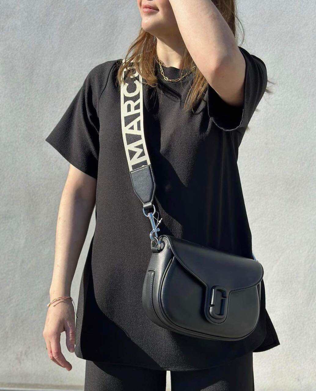 Túi đeo vai nữ love moschino. 