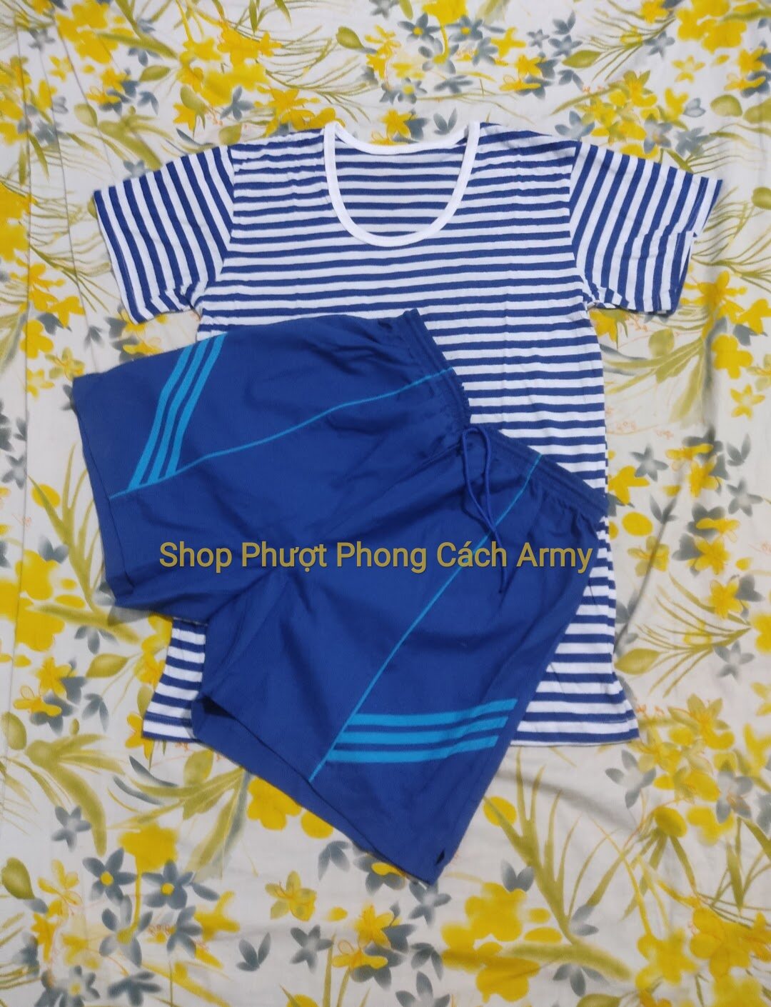 Combo quần đùi và áo thun sọc thể thao