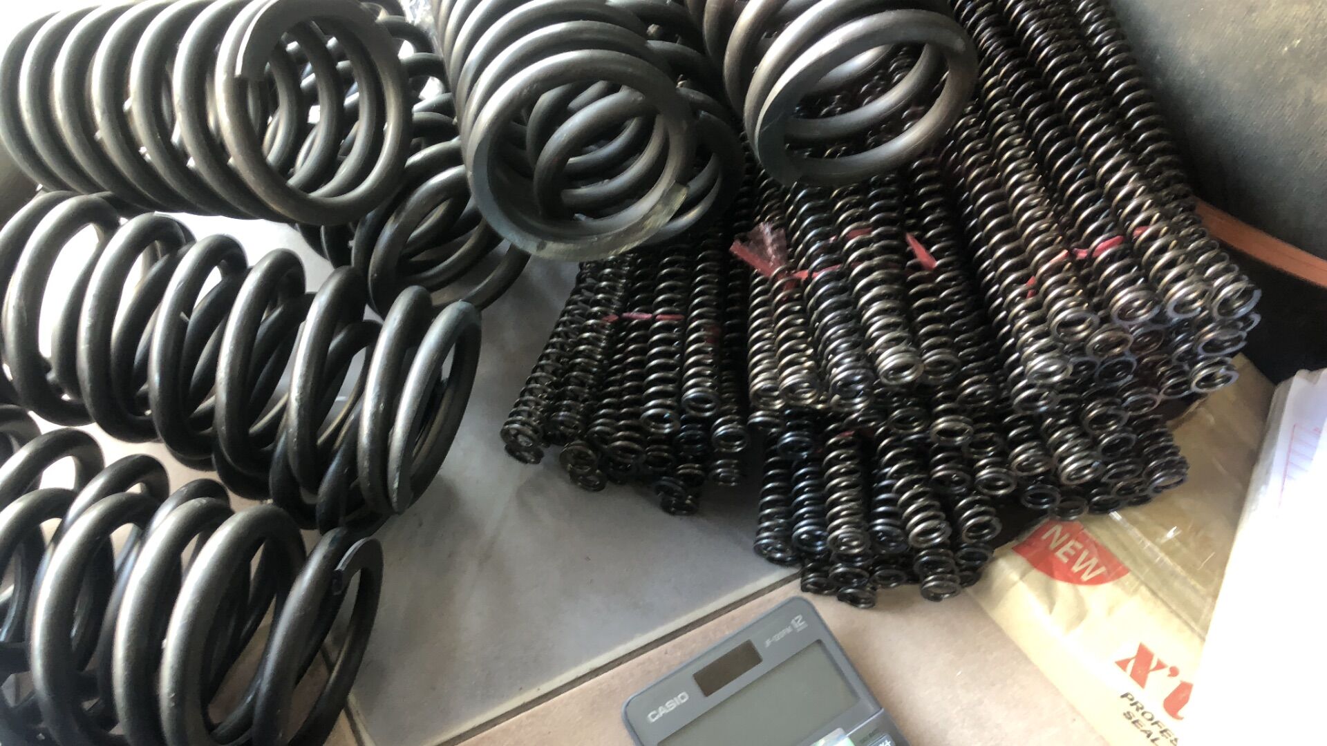 Lò xo nén phi 20(ngoài 20mm ,sợi 2.5mm dài 70mm)👍🏻👍🏻👍🏻👍🏻