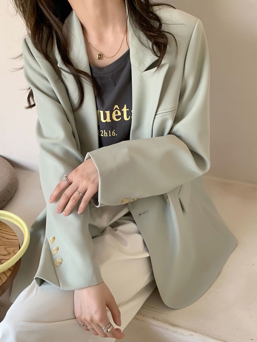 Áo blazer màu xanh nhẹ nhàng