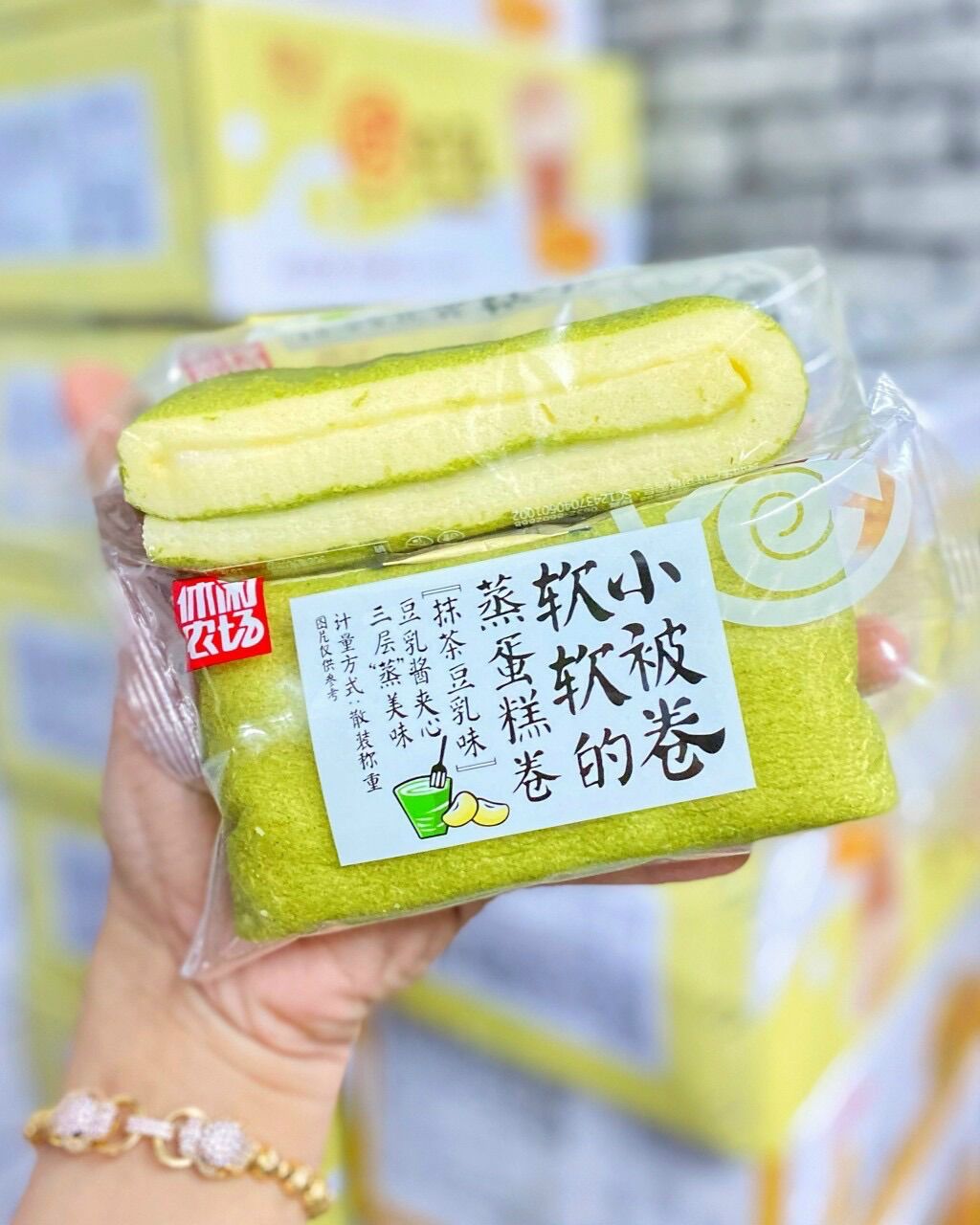 Bánh bông lan cuộn trà xanh/socola xoài 1 chiếc