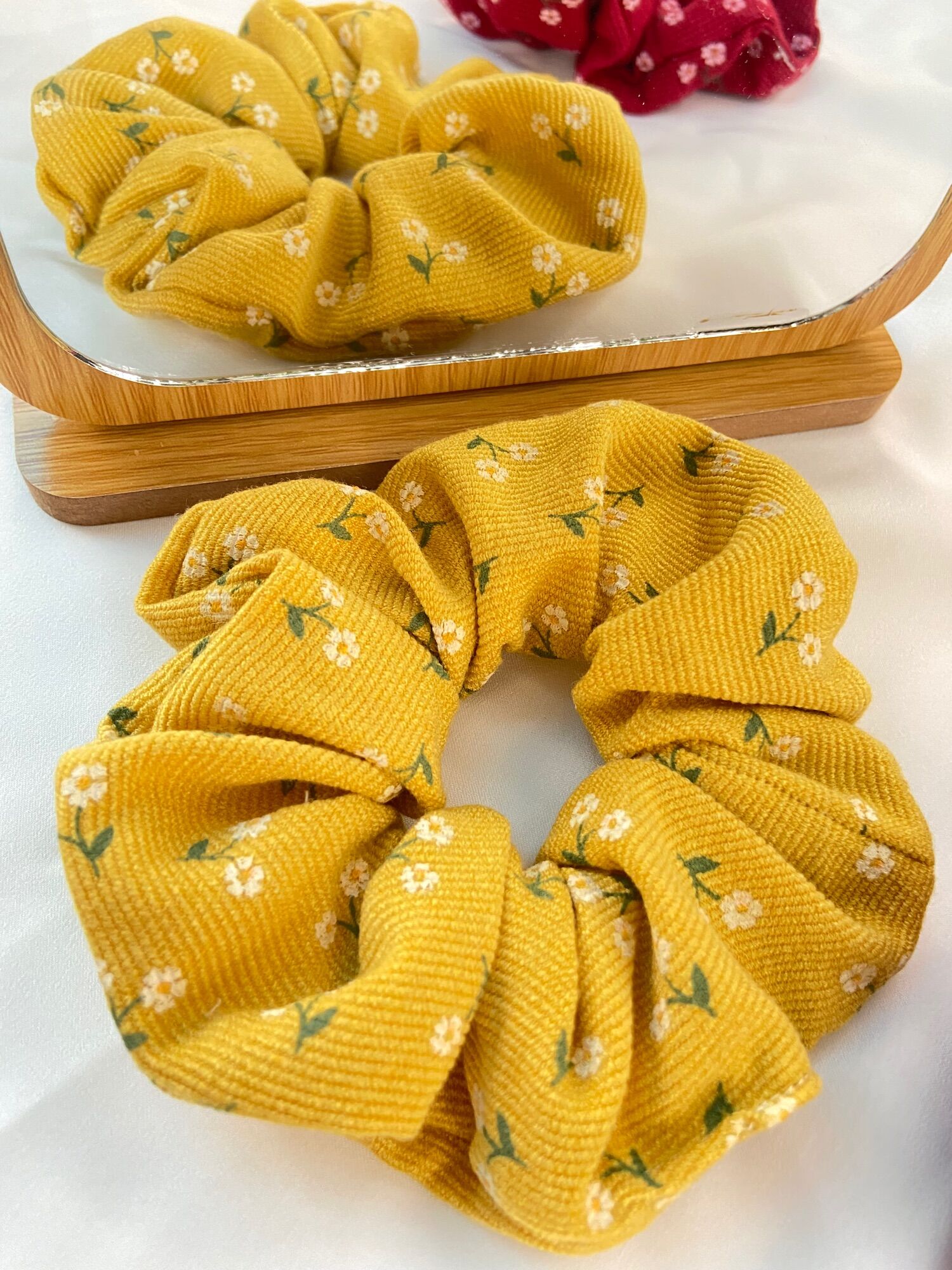 CỘT TÓC SCRUNCHIE VẢI HOA XINH XẮN CHO BẠN GÁI