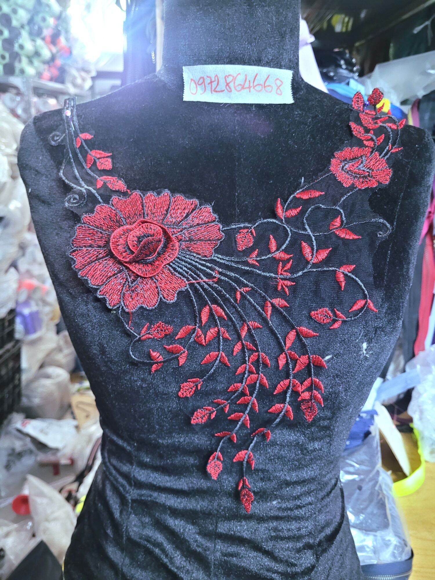 Ren cổ thêu hoa nổi