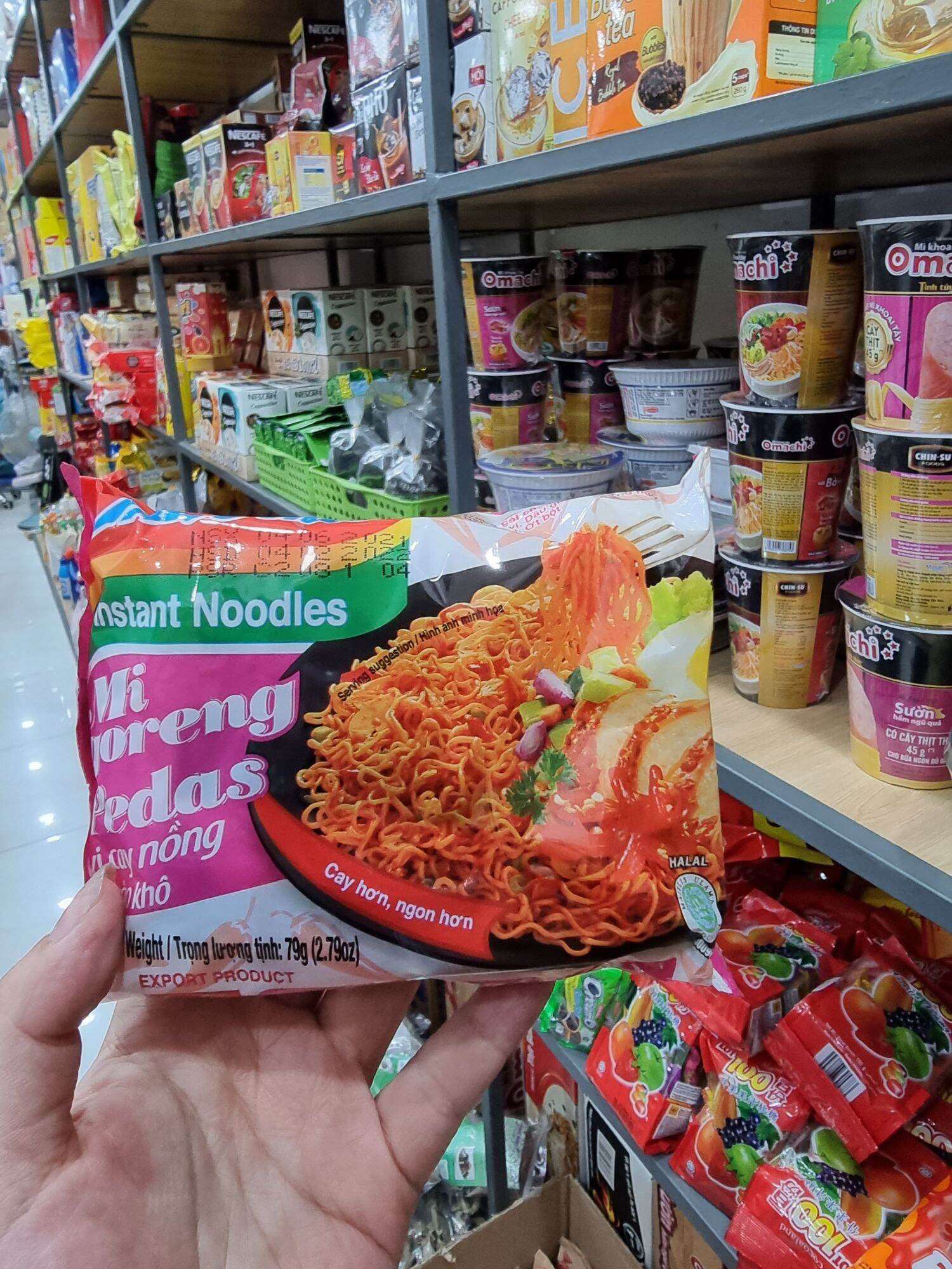 Thùng mì trộn Indomie vị cay nồng 40 gói màu hồng