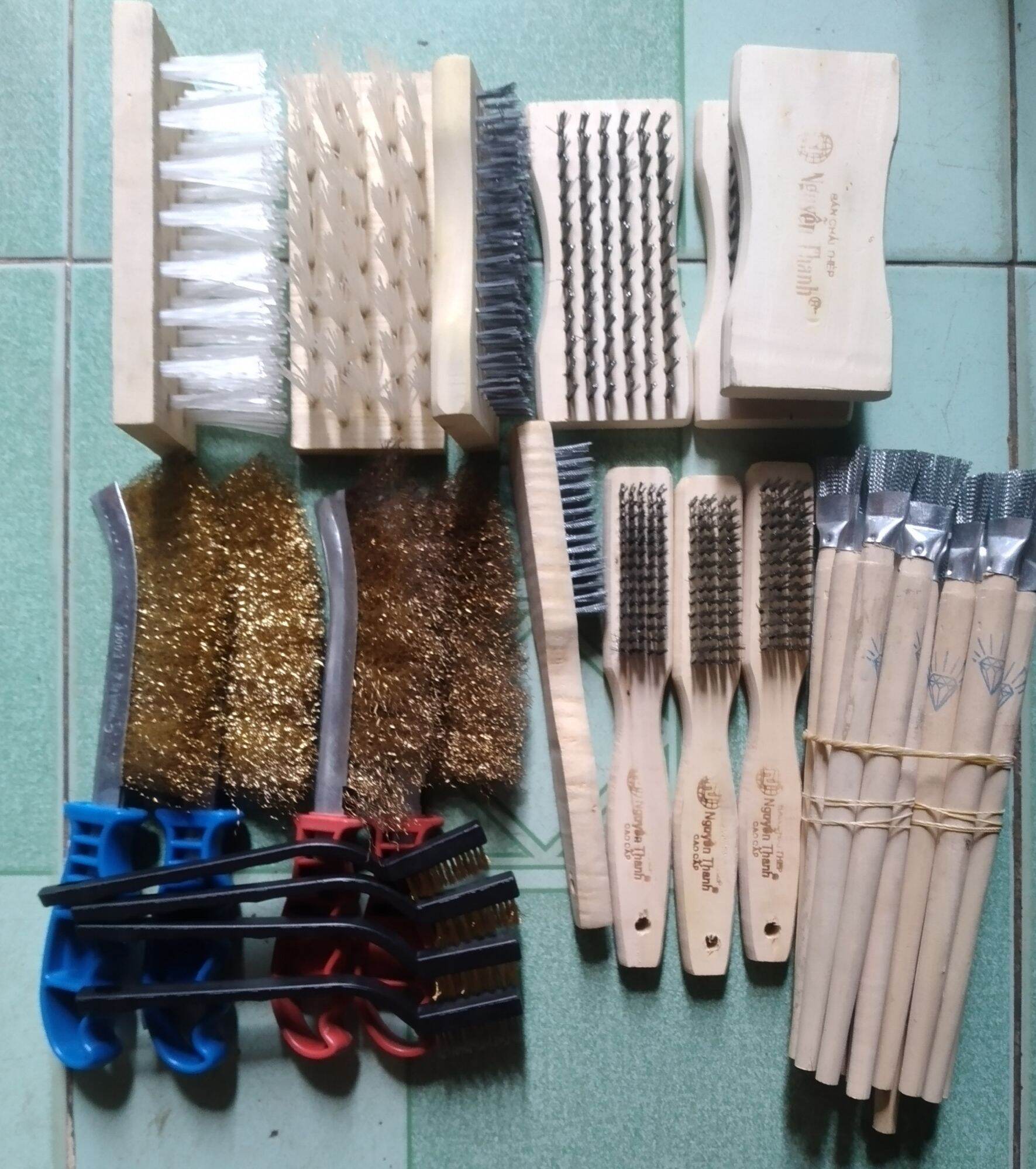 1 cái bàn chải cước vệ sinh rong rêu, chà gỉ sét, vệ sinh máy móc, vĩ nướng thịt...