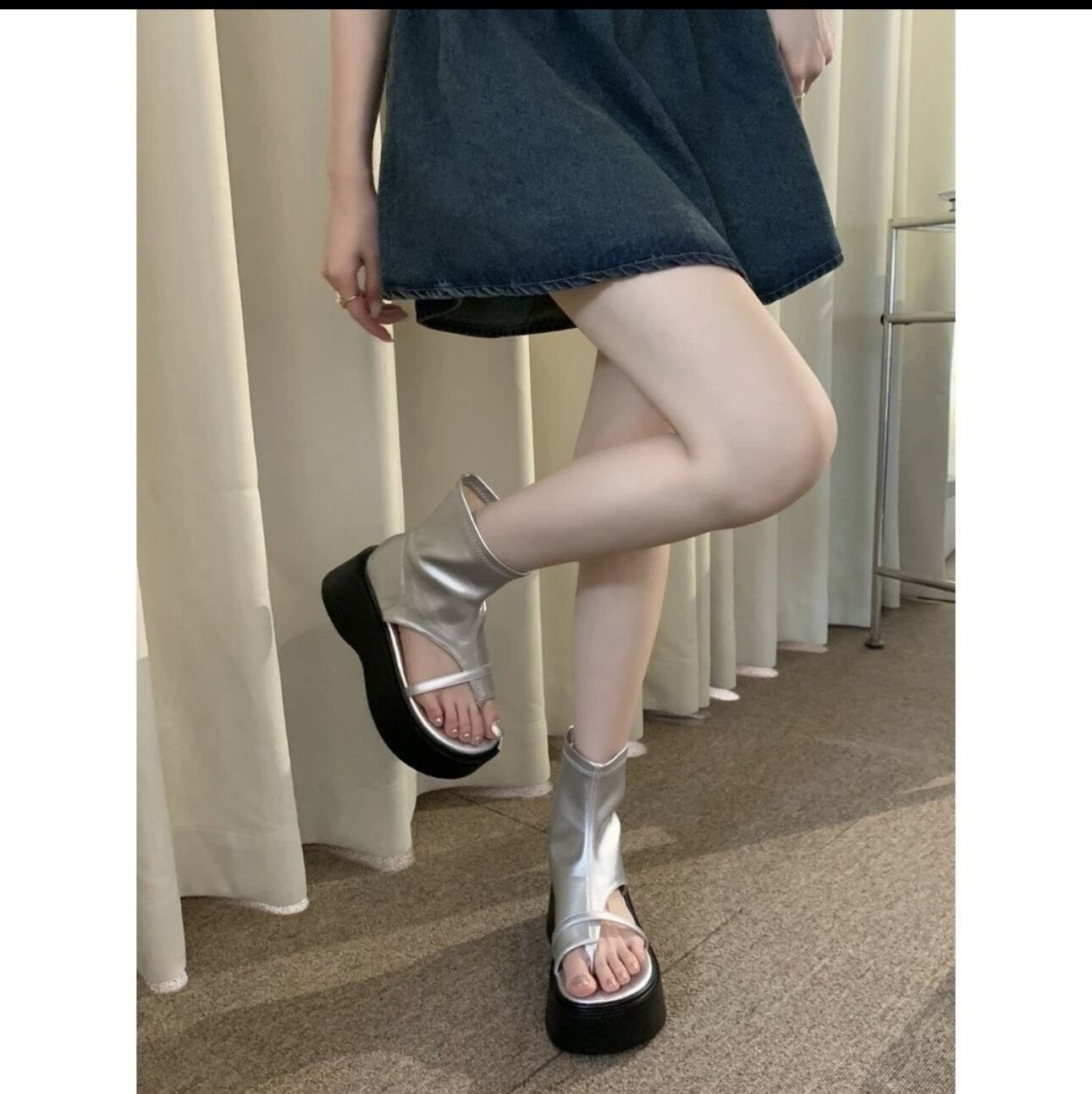 Hai mẫu Giày bốt cổ lửng hở gót da mềm gót vuông 5 phân