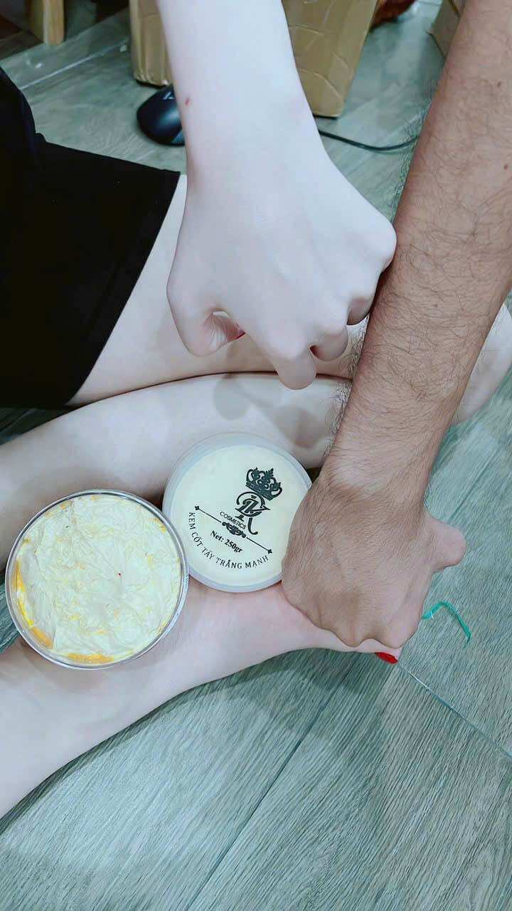 Kem body cốt tẩy siêu ủ trắng mạnh DK