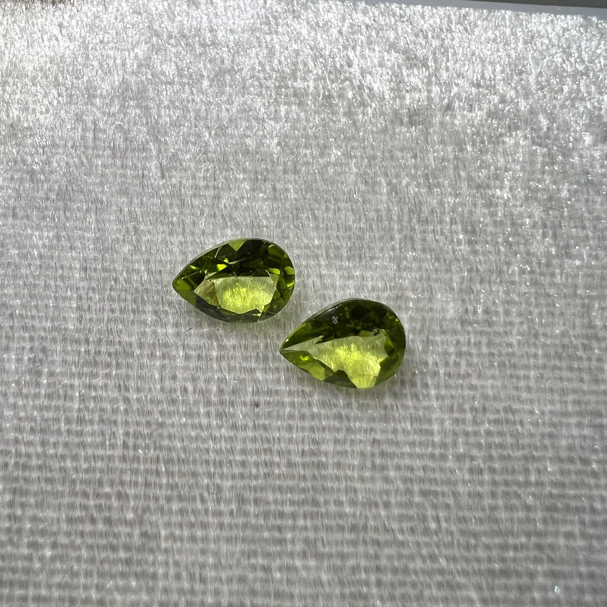 2135-cả 2 viên đá peridot không xử lý, hình giọt nước.