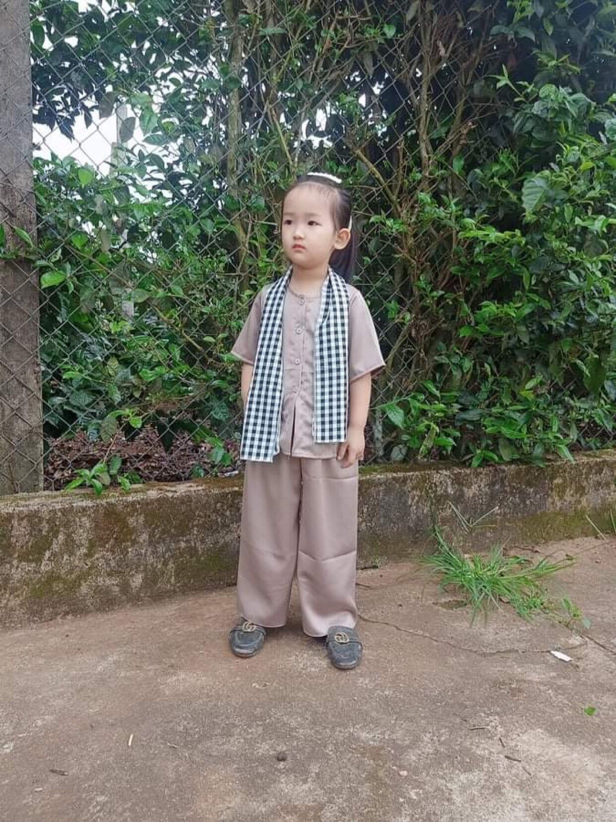 Bộ bà ba cộc tay tặng kèm khăn rằn cho bé