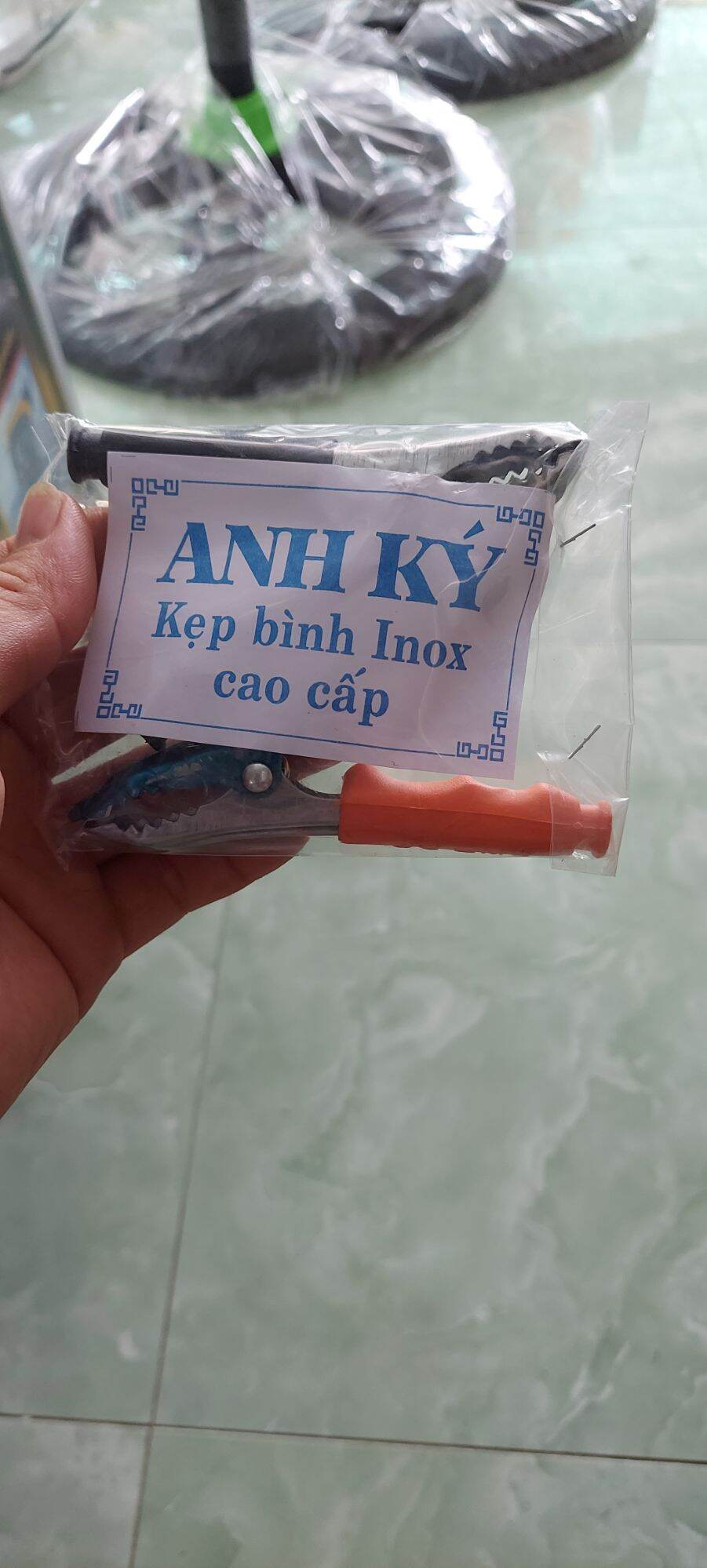 Kẹp bình cap cấp anh ký kẹp bình inox .1 cặp