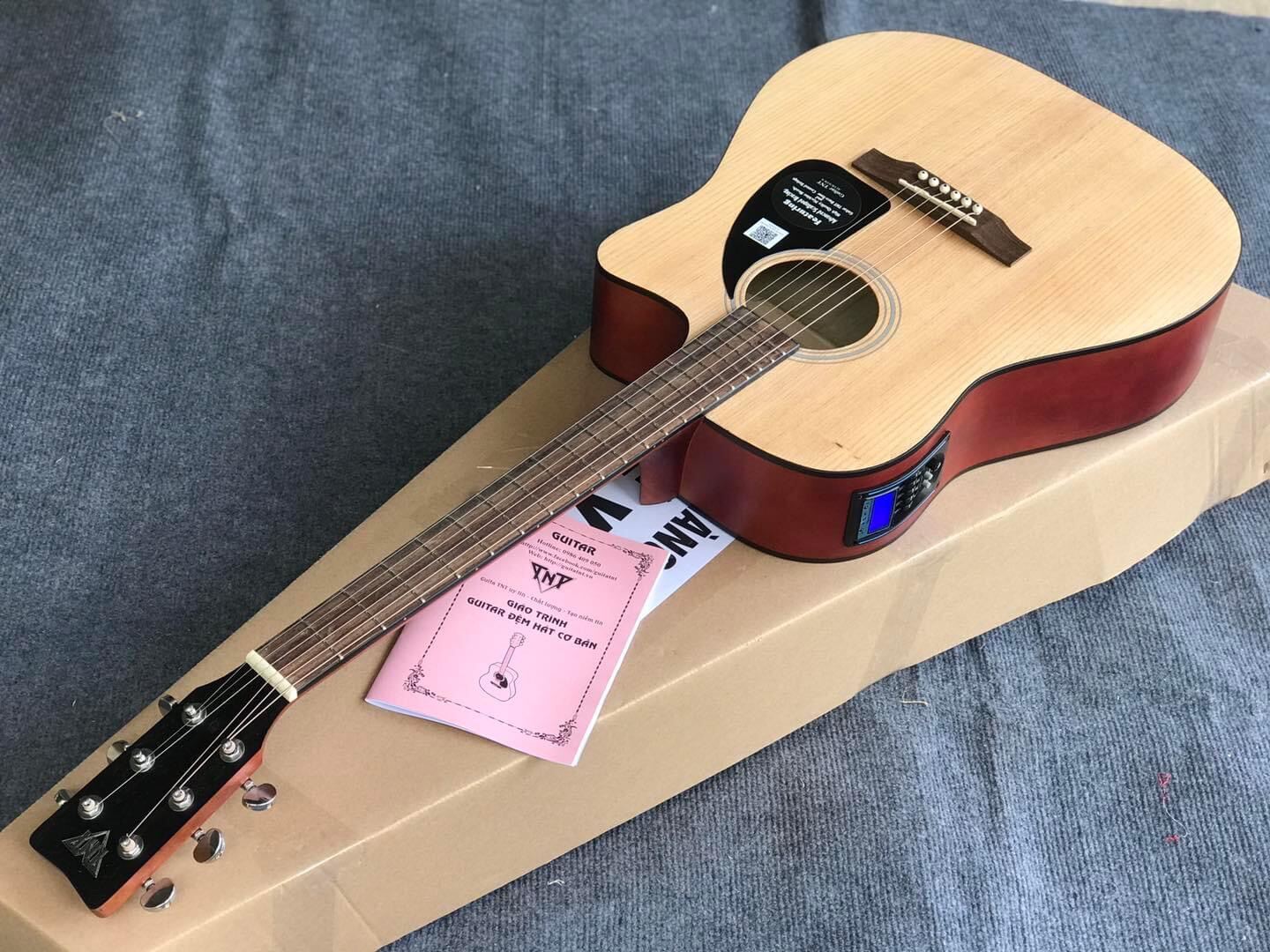 Đàn guitar acoustic TNT shop giảm giá cho ace còn 1tr200k đàn eq đủ phụ kiện gỗ thông nguyên tấm Đàn