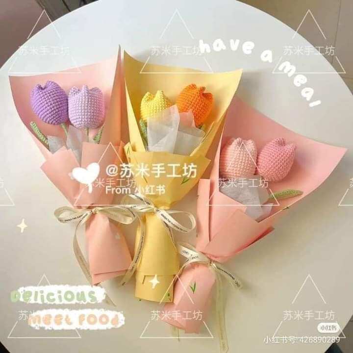 Bó hoa tulip đan bằng len