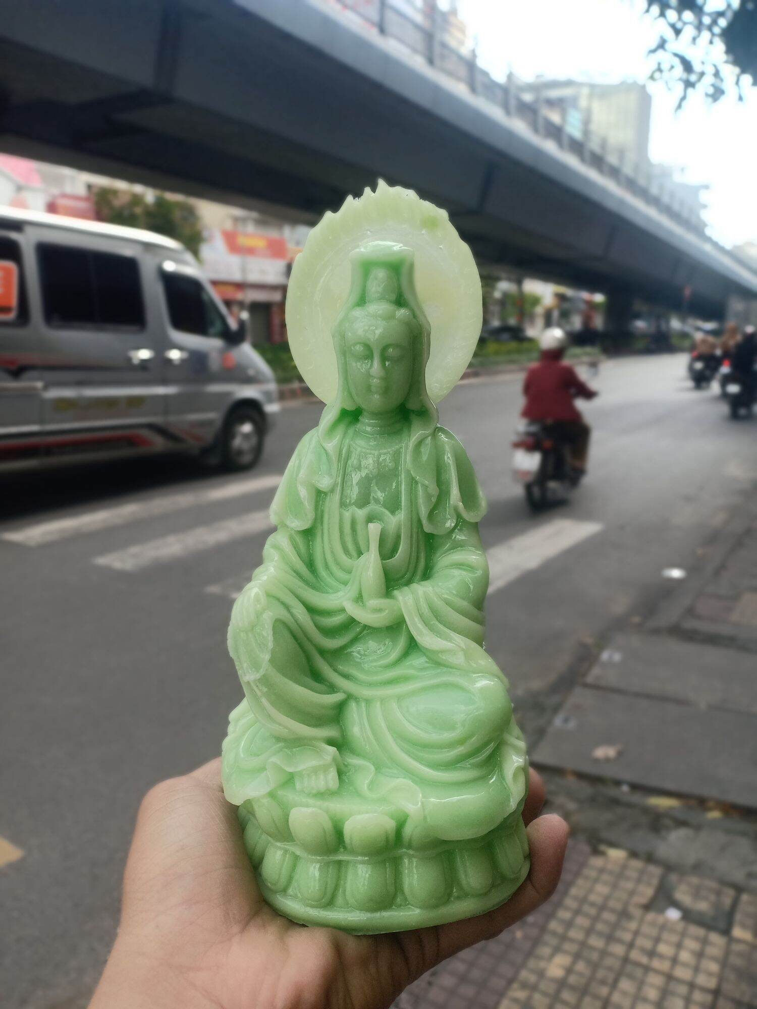 Tượng quan âm phát sáng