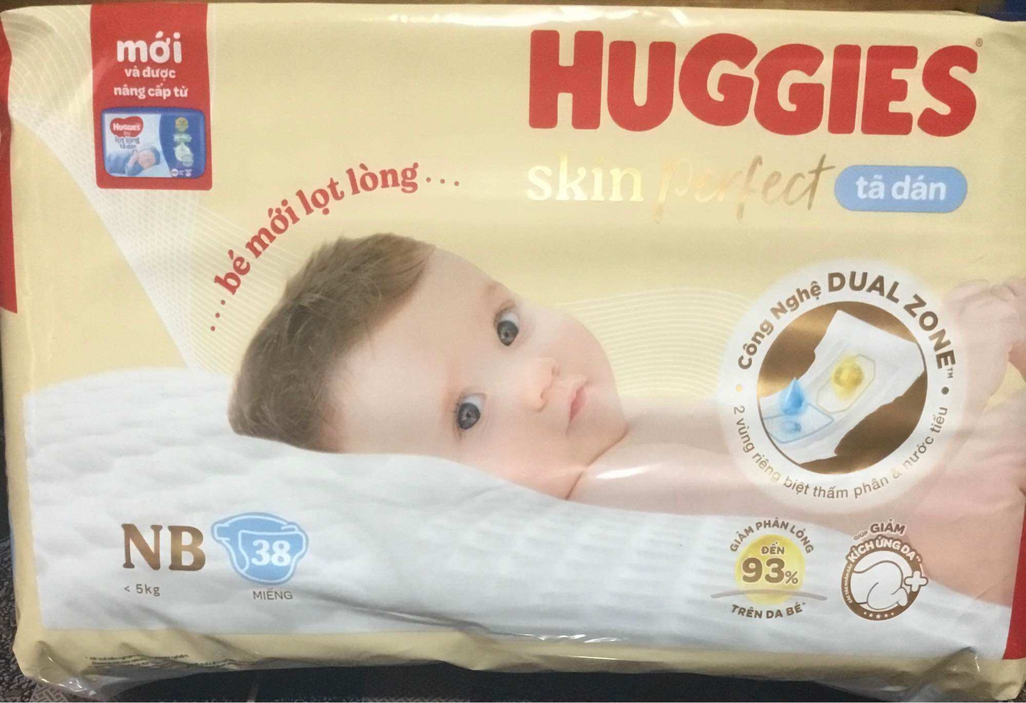 -tã dán sơ sinh huggies nb38 miếng skin perfect -mẫu mới của huggies nb40 - hsd luôn mới