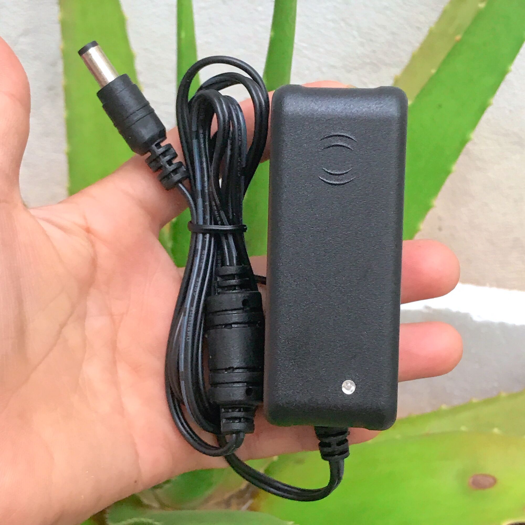 Nguồn Adapter 12V 2A Huntkey Dùng Cho Camera Và Đèn Led Có Đèn Báo