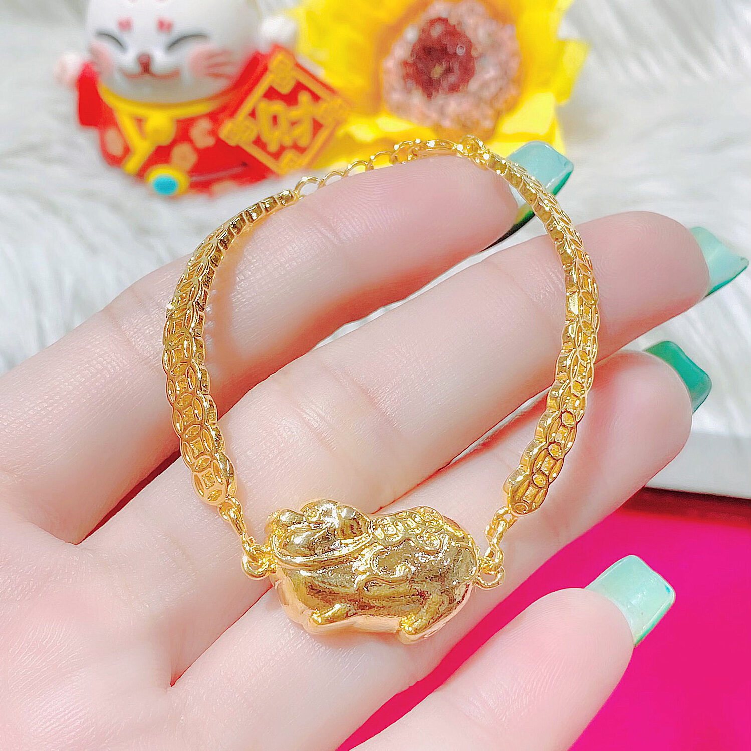 Vòng tay nữ, Lắc Tay con heo dễ thương từ Hàn Quốc - Đeo y thật không ngứa không dị ứng - Màu vàng đồng quê tôn lên phong cách sang trọng và bền đẹp.4