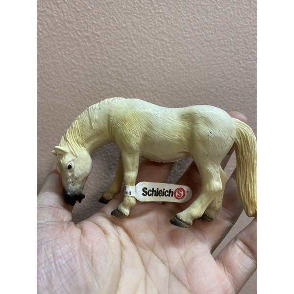 Mô hình động vật Schleich chính hãng Ngựa Camargue đang gặm cỏ 13236 đã qua sử dụng ( có nhiều vết chấm mực như hình )