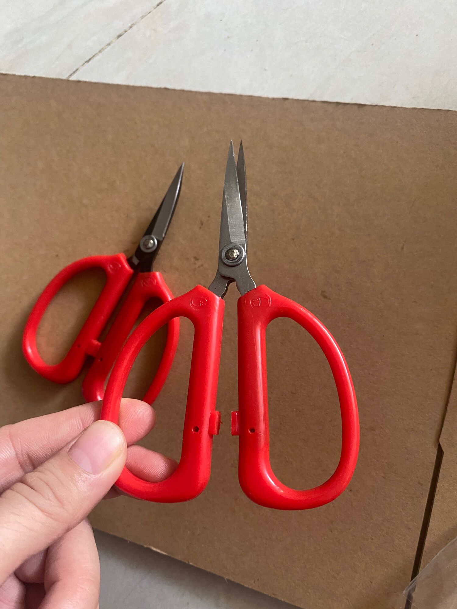 KÉO CONG CÁN XANH/ĐỎ TIỆN DỤNG