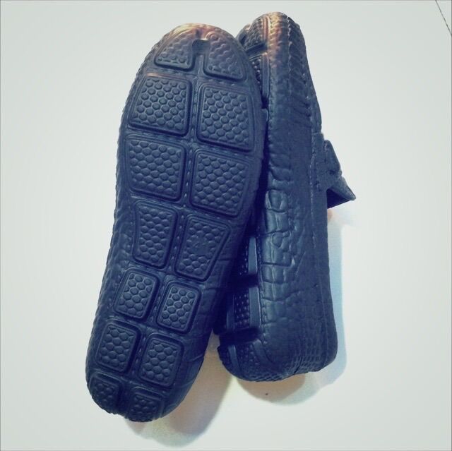 Giày mọi bằng nhựa siêu nhẹ