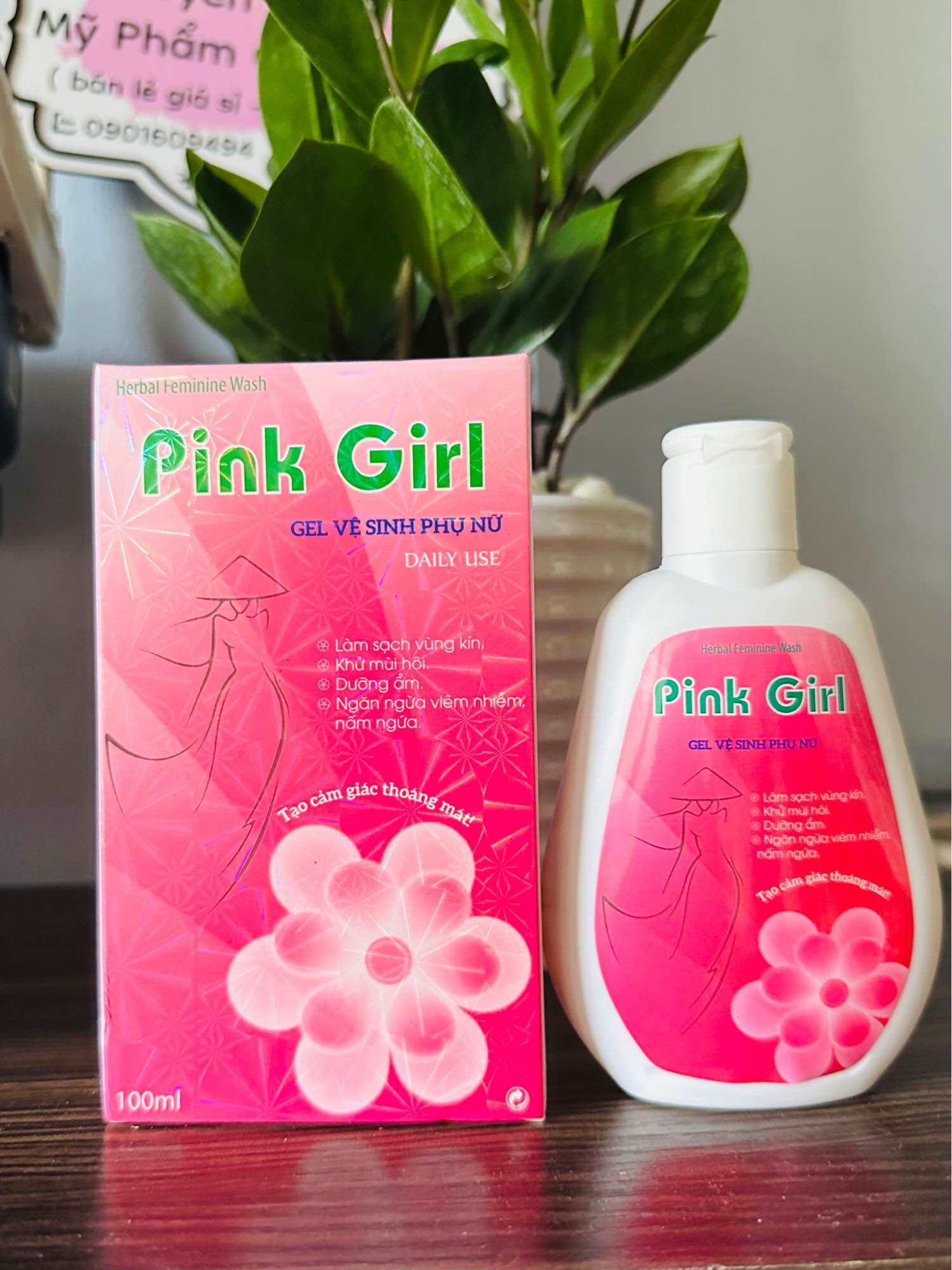 Dung dịch vệ sinh phụ nữ Pink Girl chiết xuất thiên nhiên dịu nhẹ