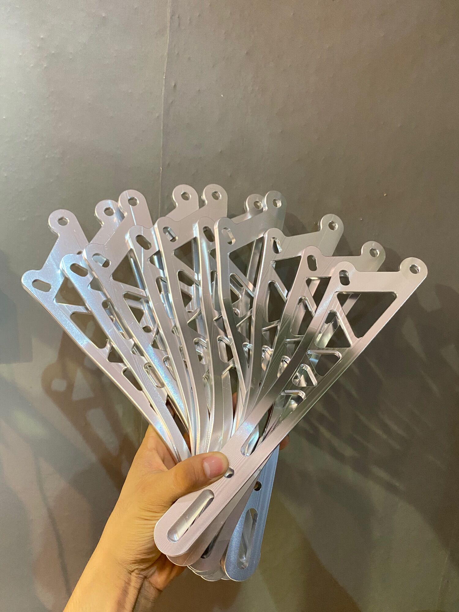 Pát treo pô ex 150, ex 155 nhôm cnc cao cấp, sắc nét giúp xế yêu thêm nổi bật