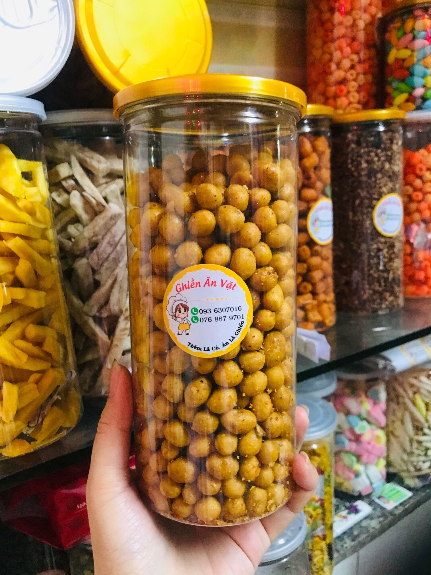 Đậu phộng da cá tỏi ớt cốt dừa lớp vỏ snack giòn tan, đậm vị thơm bùi 500g