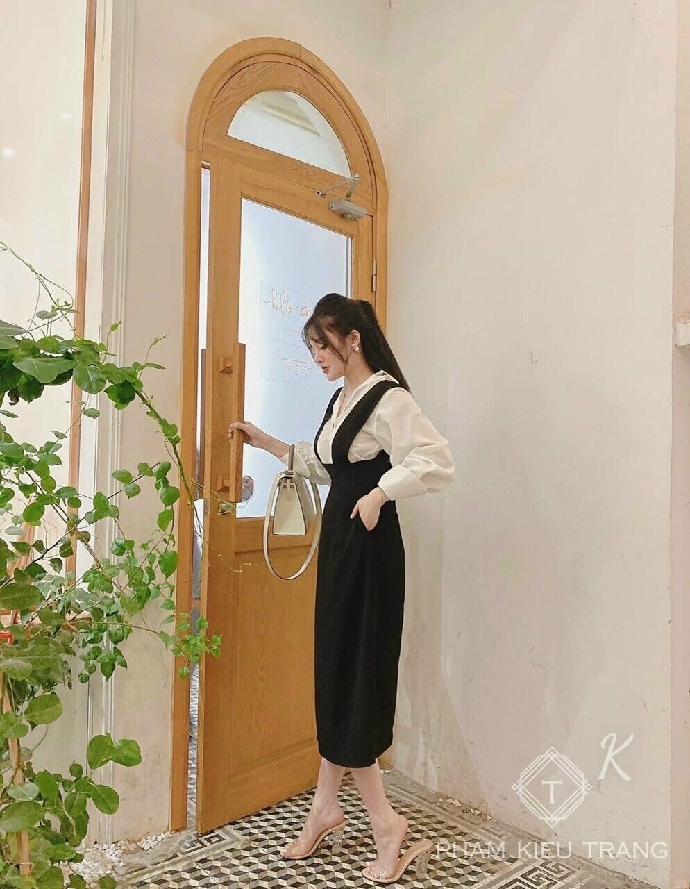 Set yếm body đen kèm sơ mi trắng BG