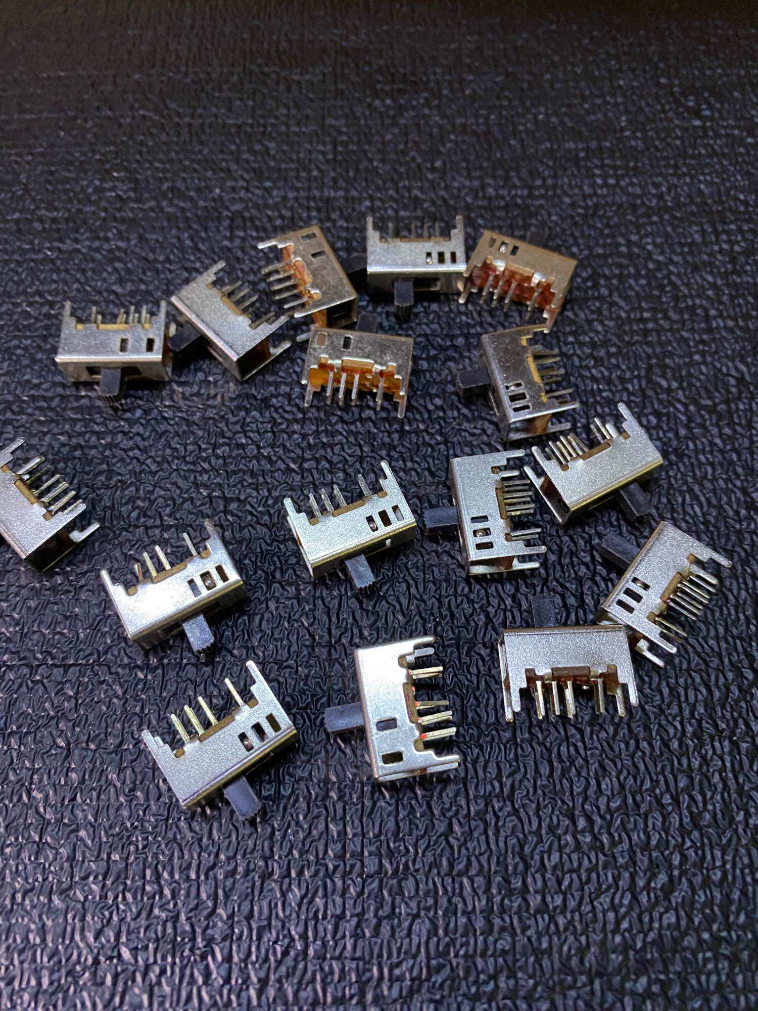 Công tắc 8 chân 3 nấc 1.6 x 1.1 cm cả chân