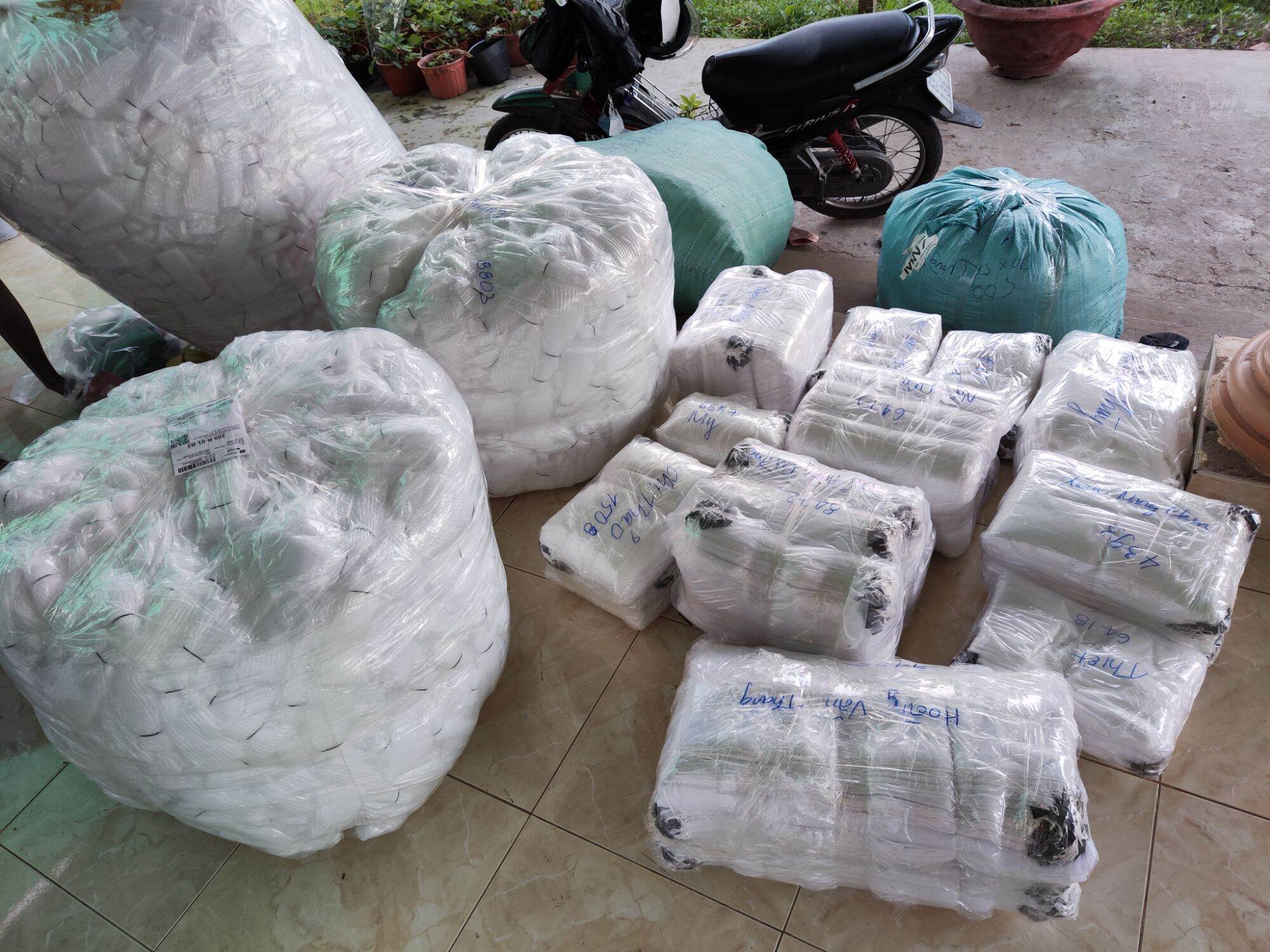 Xốp Bọc Ổi - 1kg kích thước 16cm  ( GồmTúi, Thun, Xốp đã lồng sẵn)
