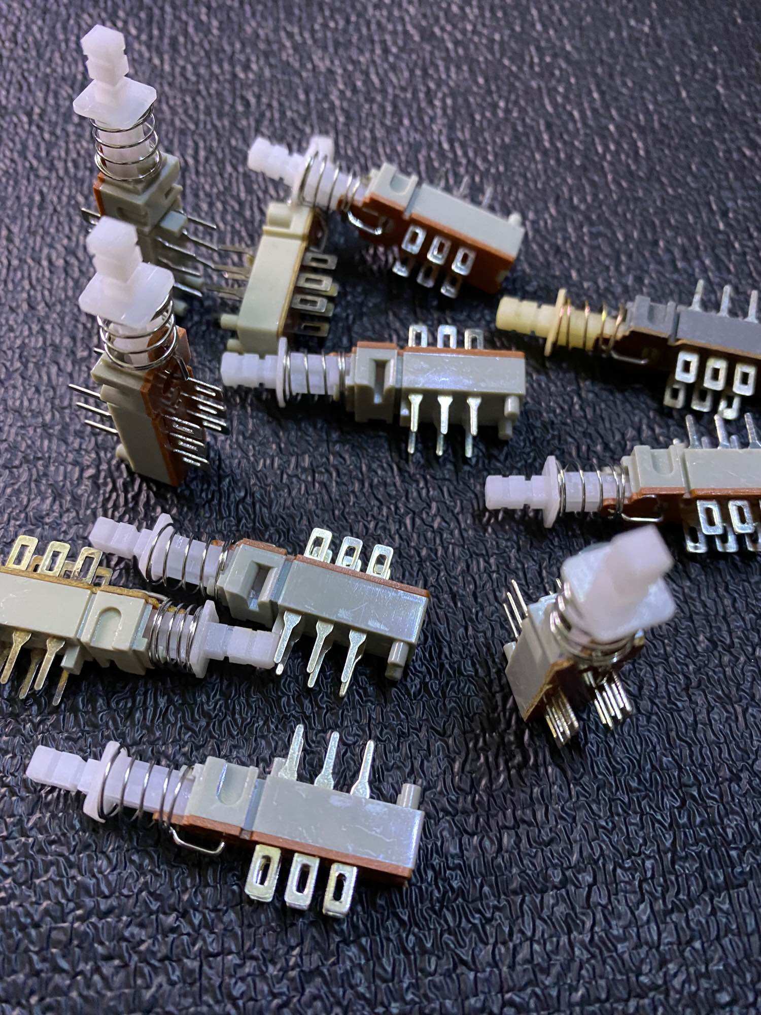 Công tắc nhấn giữ 6 chân (10 chiếc)