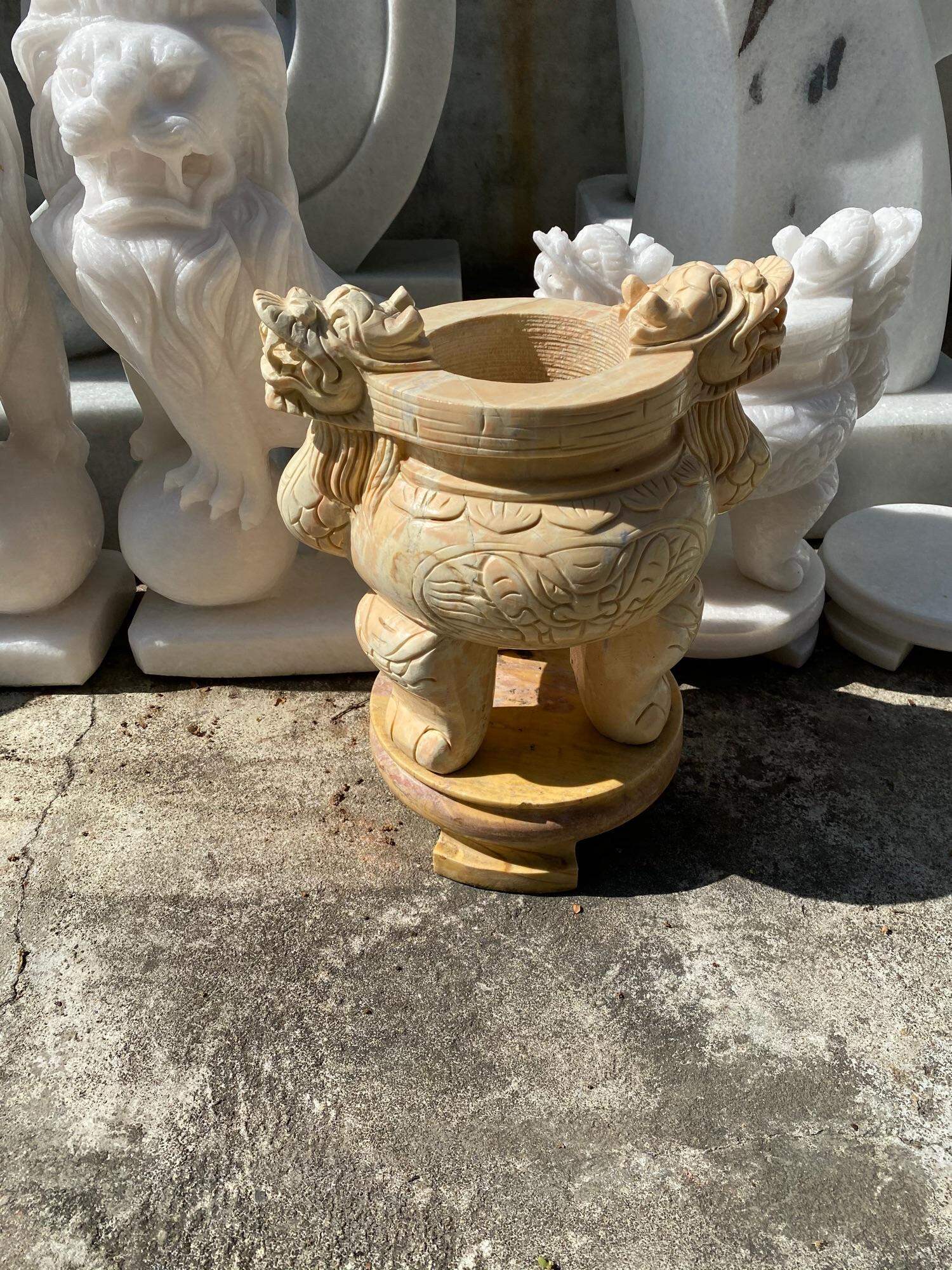 Lư hương bằng đá vàng nguyên khối.