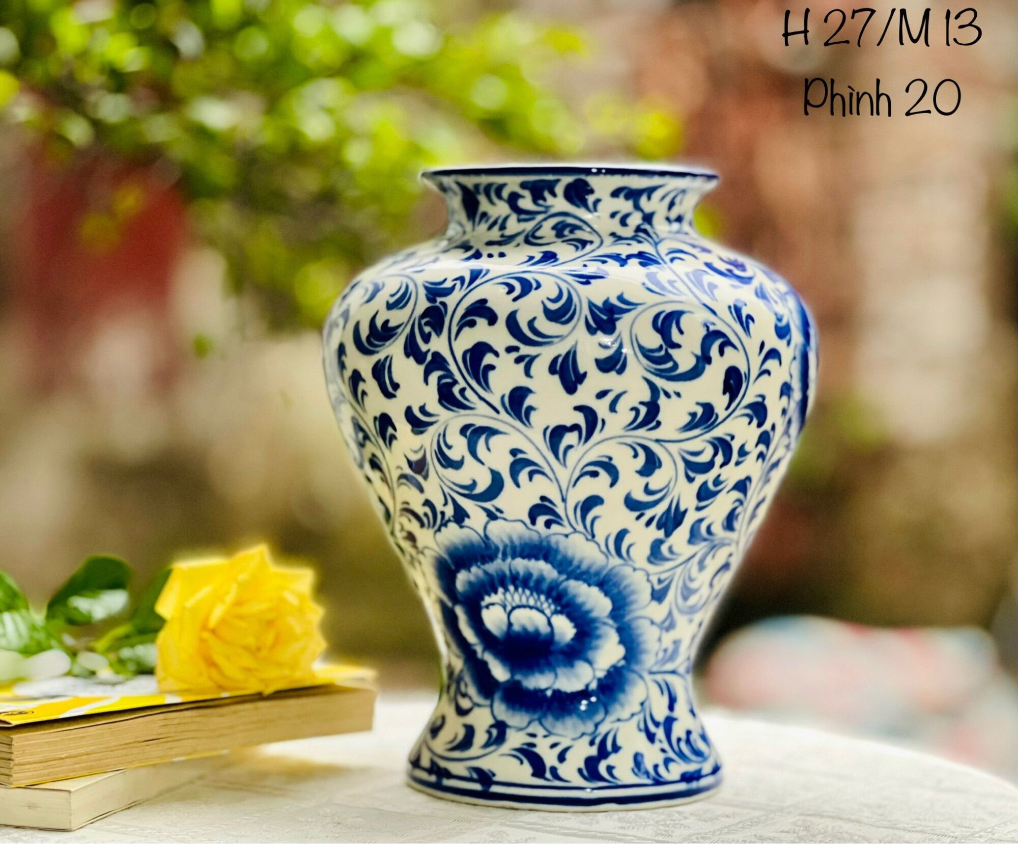 Bình cắm hoa men lam, vẽ thủ công. Gốm sứ Bát Tràng.