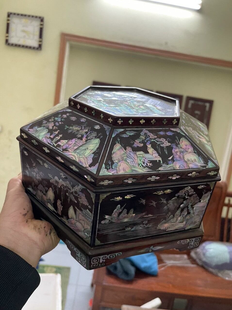 Tráp lục lăng gỗ trắc khảm ốc đẹp