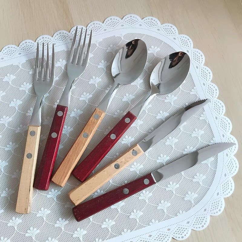 Set dao, thìa, nĩa cán gỗ phong cách Hàn Quốc.