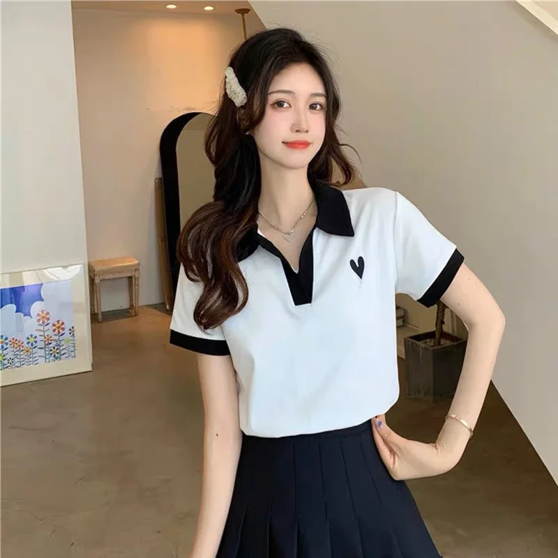Áo croptop cổ bẻ thêu trái tim tay ngắn