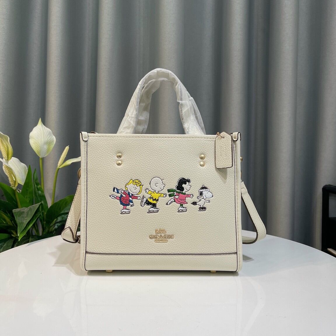 Túi C.oach Tote 22 họa tiết xinh xắn