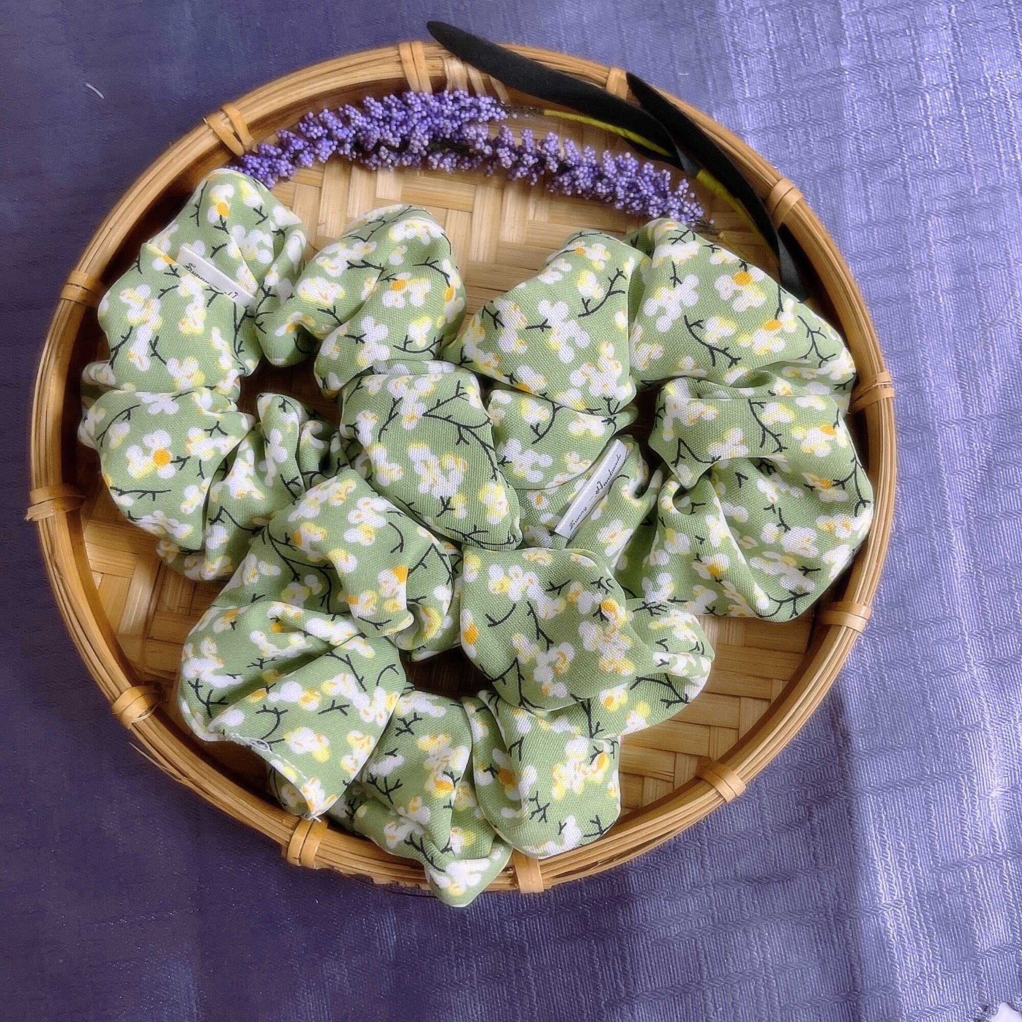 Scrunchies- đồ cột tóc hoa nhí xanh bơ