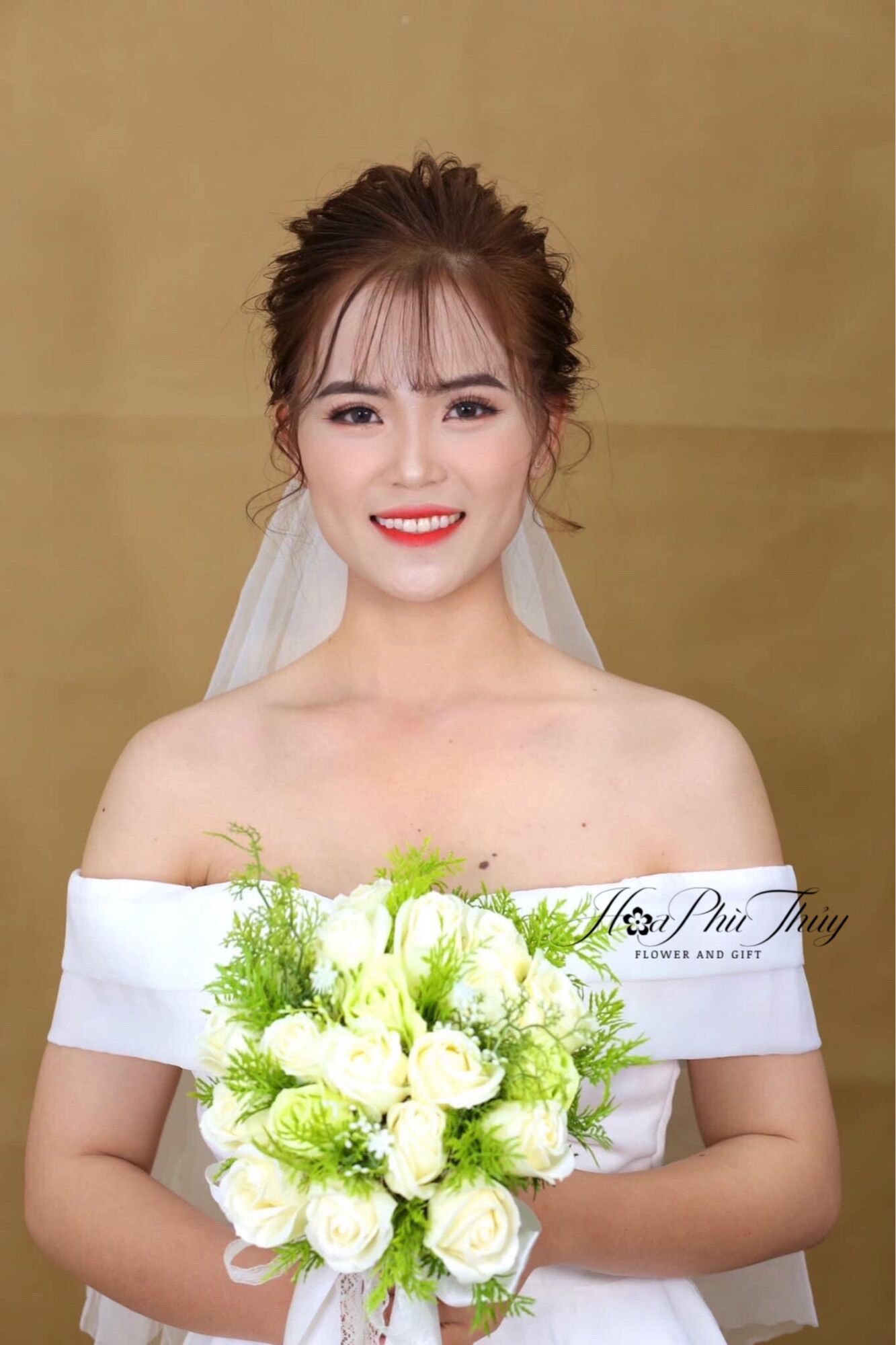 Hoa cưới cầm tay cô dâu bằng sáp thơm